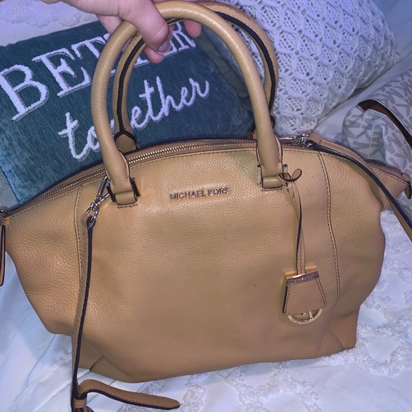 Micheal Kors Purse - Picture 1 of 7